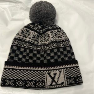 Louis Vuitton Winter Hat with Pom pom. Black/Grey.